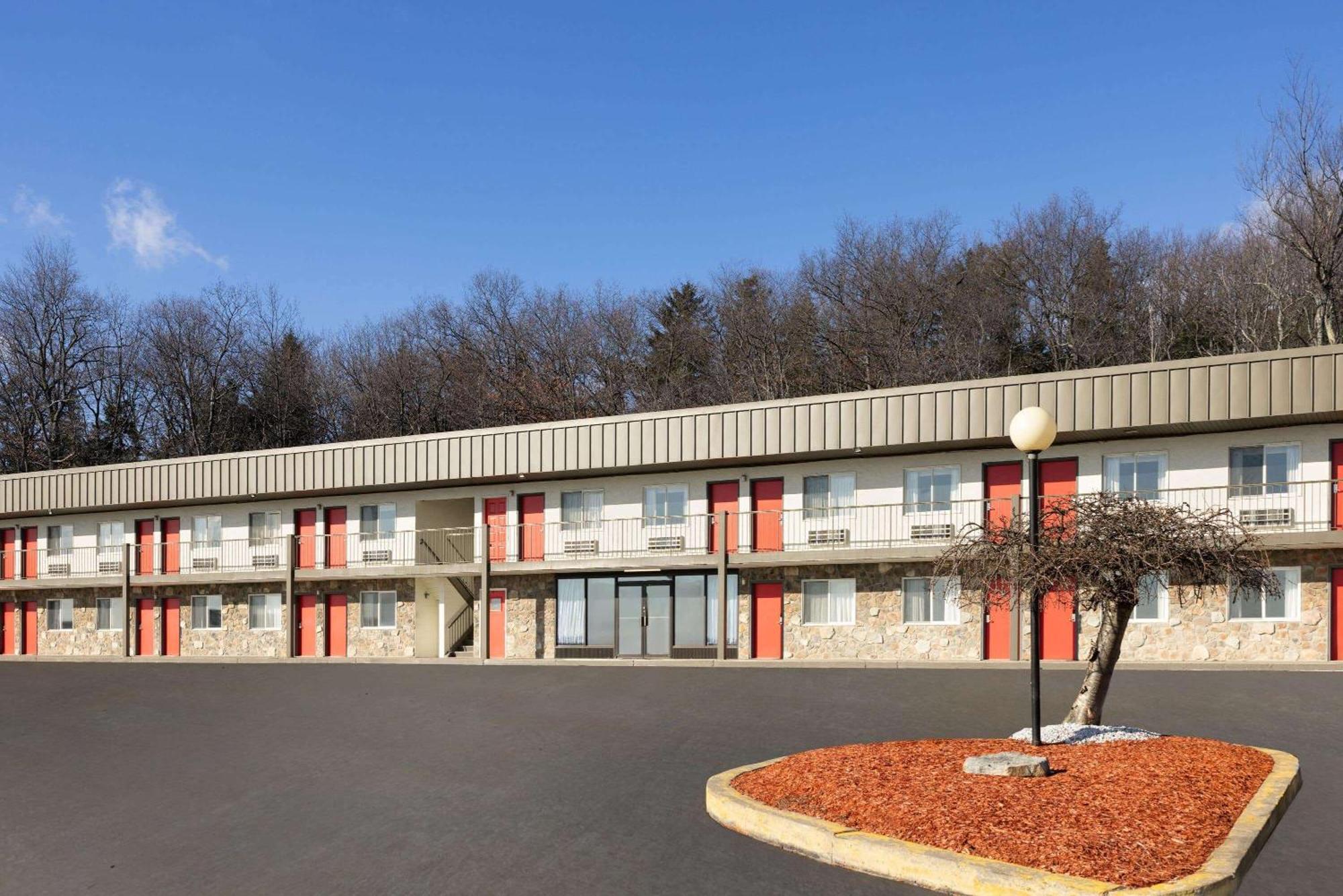 Motel Super 8 By Wyndham Hazleton Zewnętrze zdjęcie